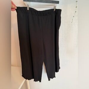 Divided Black Elastic Waist Palazzo Capri Pants